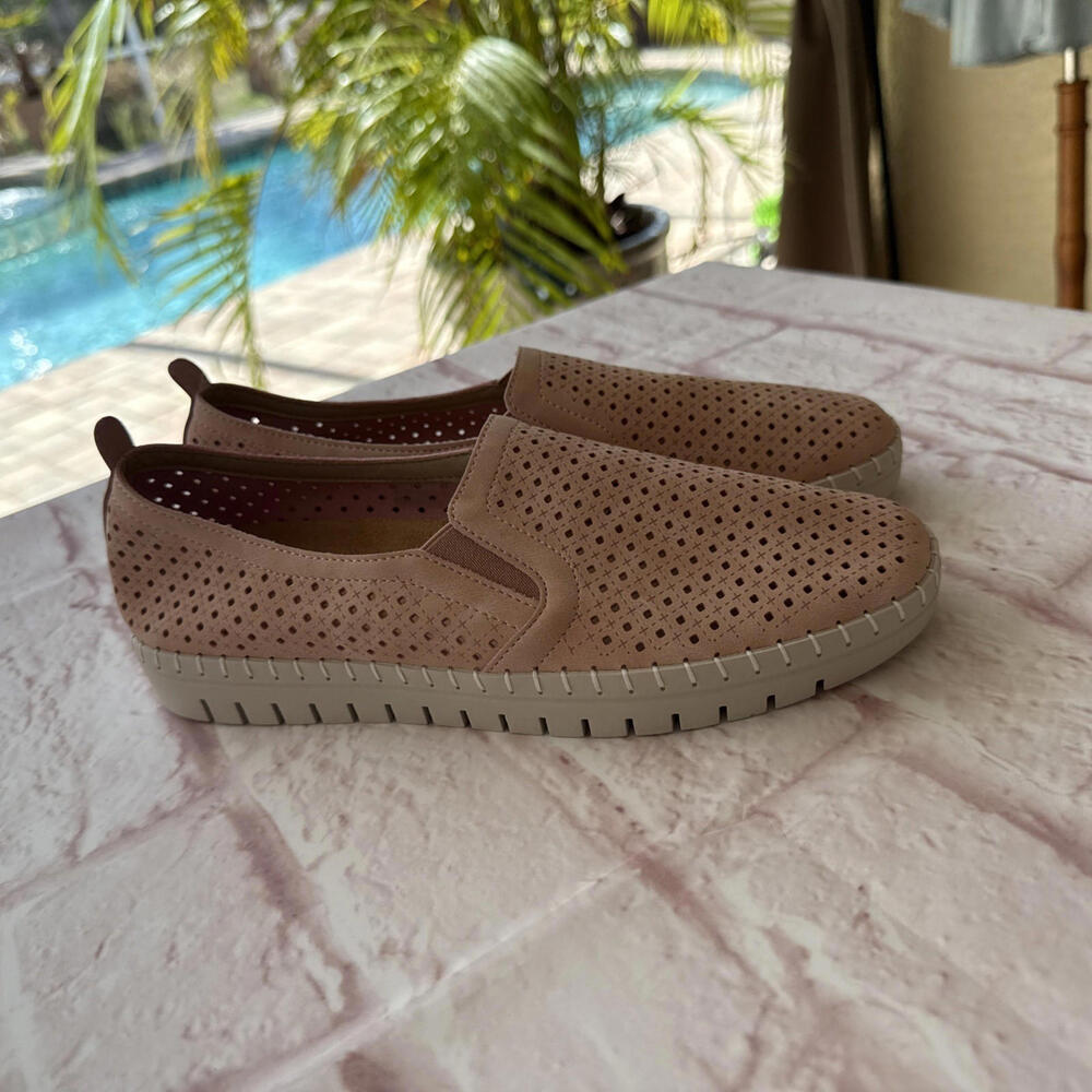 NWOT Easy Street Fresh Slip On Perforated Sneakers 7.5 Blush/Gore Pink No Box